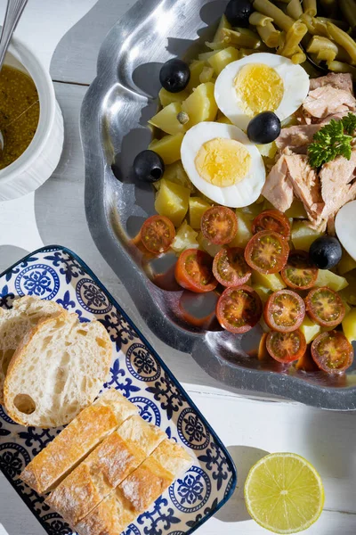 Kartoffelsalat Mit Thunfisch Gekochtem Grünen Bohnen Kirschtomaten Und Oliven Mit — Stockfoto