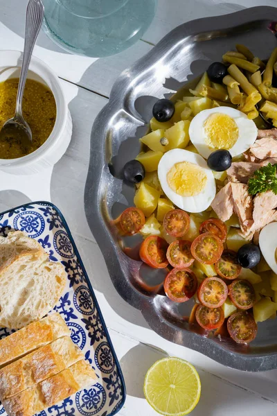 Kartoffelsalat Mit Thunfisch Gekochtem Grünen Bohnen Kirschtomaten Und Oliven Mit — Stockfoto