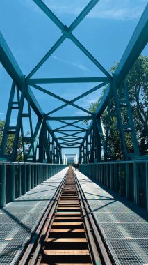 Nehrin üzerindeki köprü