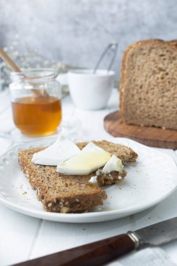 Sağlıklı kahvaltı, keçi peyniri ve çiğ bal. Nefis bir kahvaltı..