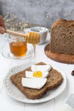 Sağlıklı kahvaltı, keçi peyniri ve çiğ bal. Nefis bir kahvaltı..