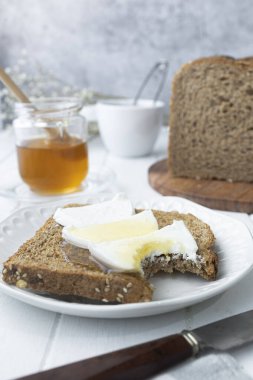 Sağlıklı kahvaltı, keçi peyniri ve çiğ bal. Nefis bir kahvaltı..