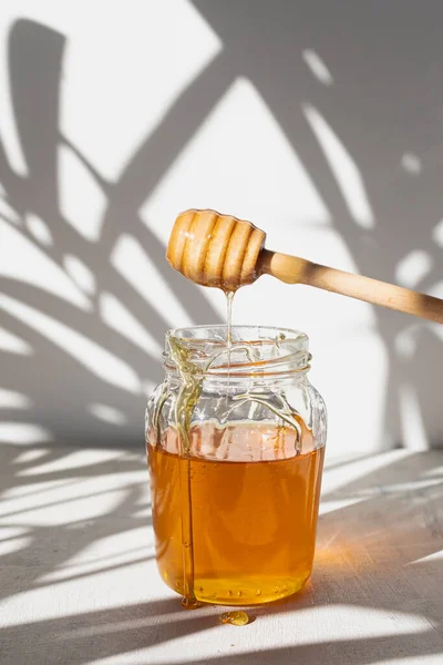 Botol Kaca Dengan Madu Mentah Dari Lebah Dengan Tetes Madu — Stok Foto
