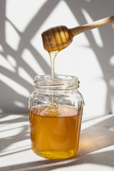 Botol Kaca Dengan Madu Mentah Dari Lebah Dengan Tetes Madu — Stok Foto