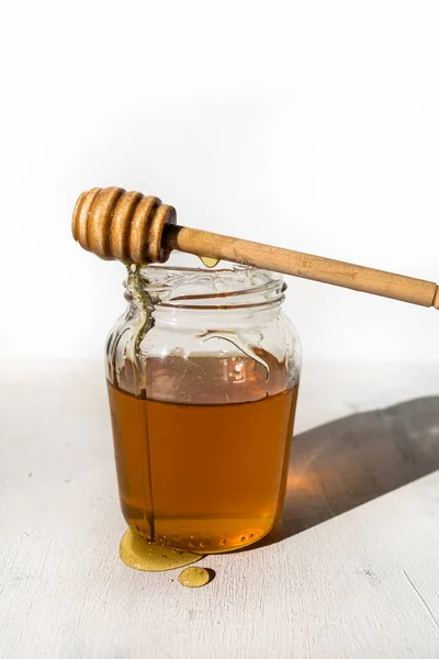 Botol Kaca Dengan Madu Mentah Dari Lebah Dengan Tetes Madu — Stok Foto