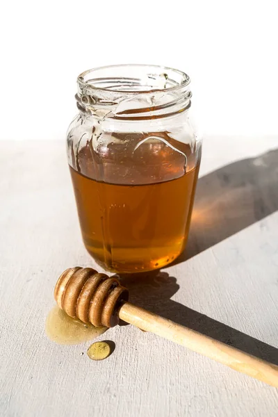 Botol Kaca Dengan Madu Mentah Dari Lebah Dengan Tetes Madu — Stok Foto