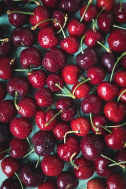Lezzetli taze ve yeni yıkanmış kirazların yakın çekimi