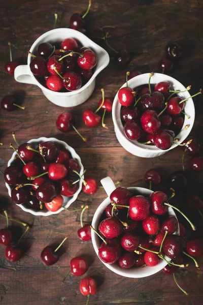 Heerlijke Kersen Witte Keramische Kopjes Een Donkere Houten Tafel — Stockfoto