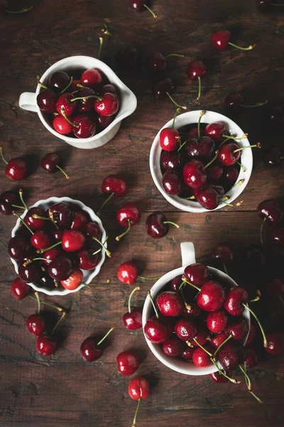 Cerejas Deliciosas Copos Cerâmica Branca Uma Mesa Madeira Escura — Fotografia de Stock