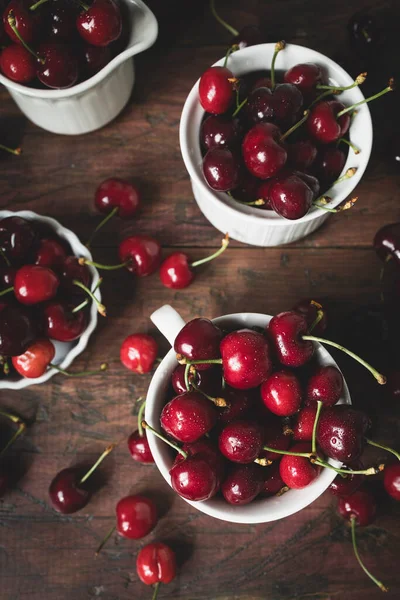 Cerejas Deliciosas Copos Cerâmica Branca Uma Mesa Madeira Escura — Fotografia de Stock