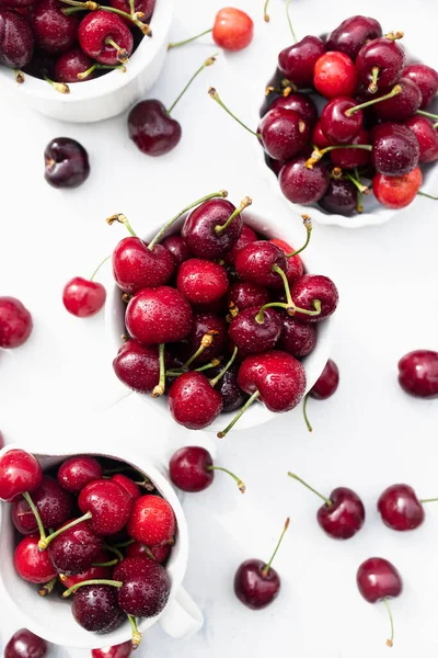 Köstliche Kirschen Weißen Keramiktassen Auf Einem Weißen Holztisch — Stockfoto