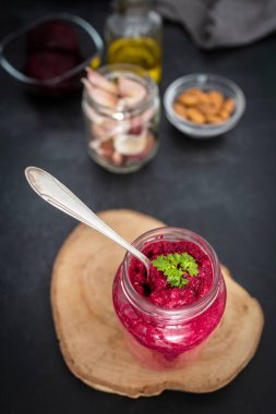 Sarımsak, limon, fesleğen, badem, tahini ve tuzlu pancar pesto. Lezzetli ev yapımı pancar pesto