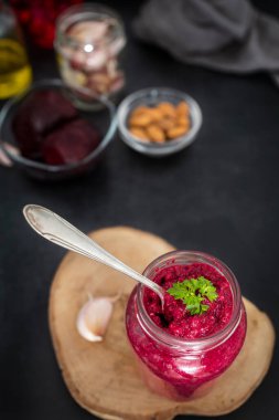 Sarımsak, limon, fesleğen, badem, tahini ve tuzlu pancar pesto. Lezzetli ev yapımı pancar pesto