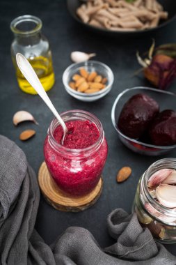 Sarımsak, limon, fesleğen, badem, tahini ve tuzlu pancar pesto. Lezzetli ev yapımı pancar pesto