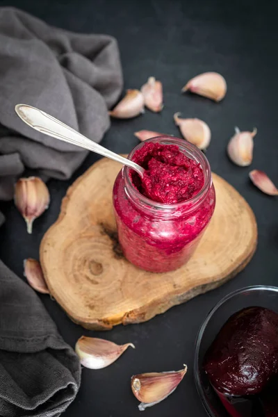 Sarımsak, limon, fesleğen, badem, tahini ve tuzlu pancar pesto. Lezzetli ev yapımı pancar pesto