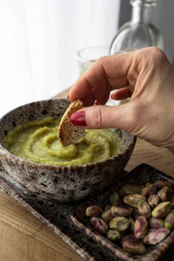 Humus, sebze proteinine dayalı sağlıklı atıştırmalık. Brokoli humusu yemeye hazır..