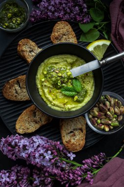 Humus, sebze proteinine dayalı sağlıklı atıştırmalık. Brokoli humusu yemeye hazır..
