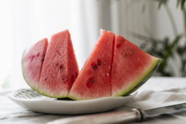 Masadaki olgun karpuz dilimi Sağlıklı yaz tatlısı veya kahvaltı