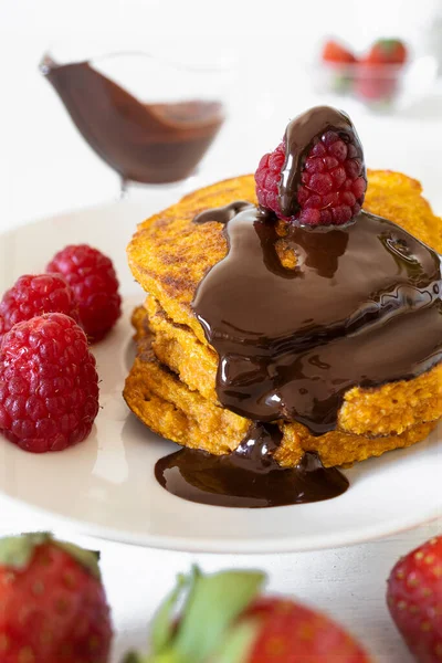 Hausgemachte Pfannkuchen Mit Roten Früchten Und Geschmolzener Dunkler Schokolade — Stockfoto
