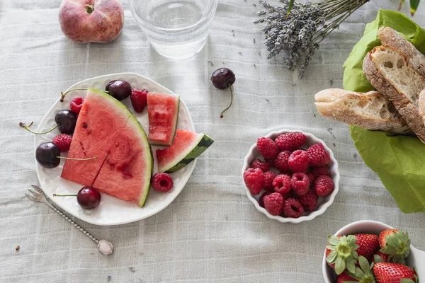 Egy Szelet Érett Görögdinnye Asztalon Egészséges Nyári Desszert Vagy Reggeli — Stock Fotó