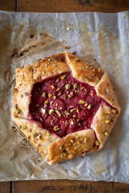 Ev yapımı ahududulu, şam fıstıklı ve poğaçalı köy pastası. Ev yapımı ahududu galeti..