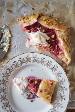 Ev yapımı ahududulu, şam fıstıklı ve poğaçalı köy pastası. Ev yapımı ahududu galeti..