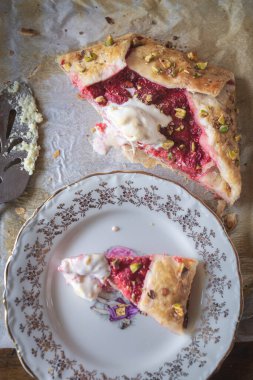 Ev yapımı ahududulu, şam fıstıklı ve poğaçalı köy pastası. Ev yapımı ahududu galeti..