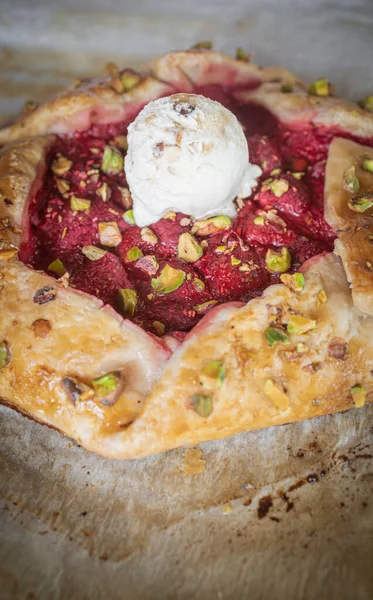 Ev yapımı ahududulu, şam fıstıklı ve poğaçalı köy pastası. Ev yapımı ahududu galeti..