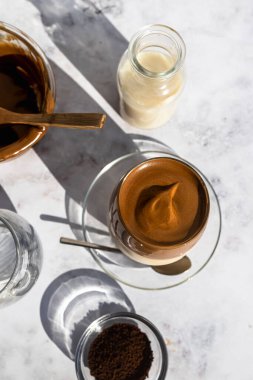 Buzlu kahve. Dalgona kahvesi.