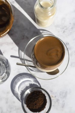 Buzlu kahve. Dalgona kahvesi.