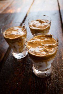 Buzlu kahve. Dalgona kahvesi. Buzlu sütlü kremalı kahve..