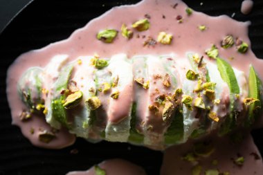 Mozzarella salatası, avokado, şam fıstığı ve çilekli salata. Lezzetli ve sağlıklı avokado salatası..