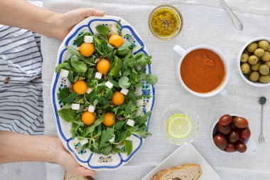 Arugula salatası, kuzu marulu, kavun köftesi, fıstık, peynir ve sirke sosu.