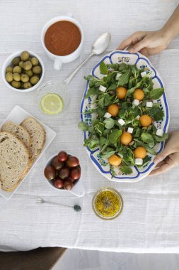 Arugula salatası, kuzu marulu, kavun köftesi, fıstık, peynir ve sirke sosu.