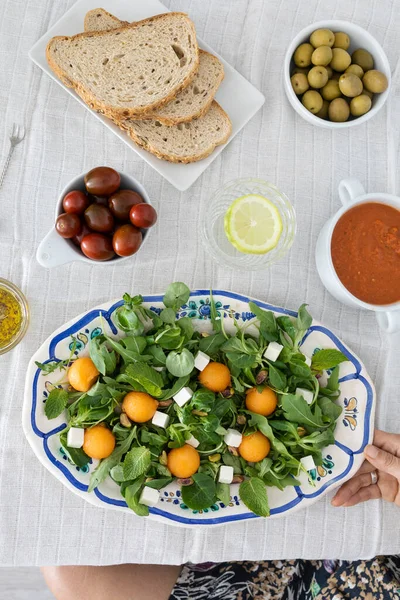 Rucolasalat Feldsalat Melonenbällchen Pistazien Feta Käse Und Vinaigrette Sauce — Stockfoto