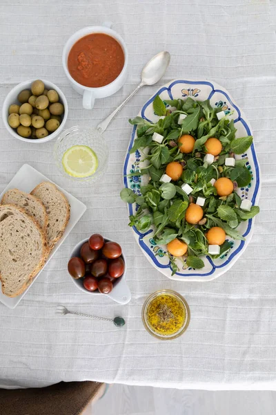 Rucolasalat Feldsalat Melonenbällchen Pistazien Feta Käse Und Vinaigrette Sauce — Stockfoto