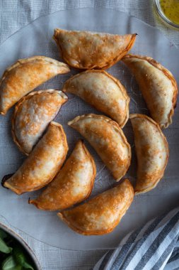 Ton balığı, domates ve yumurtayla doldurulmuş börekler. İspanyol ya da Arjantin usulü börek