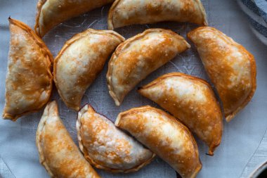 Ton balığı, domates ve yumurtayla doldurulmuş börekler. İspanyol ya da Arjantin usulü börek