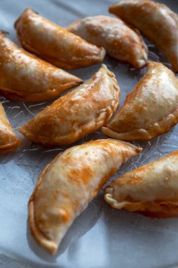 Ton balığı, domates ve yumurtayla doldurulmuş börekler. İspanyol ya da Arjantin usulü börek