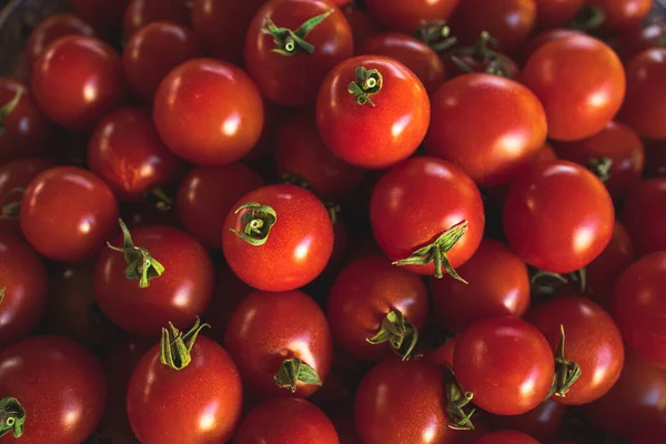Plate Full Ripe Cherry Tomatoes Wooden Table Sunlight — Fotografia de Stock