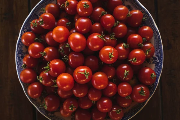 Plate Full Ripe Cherry Tomatoes Wooden Table Sunlight — Fotografia de Stock