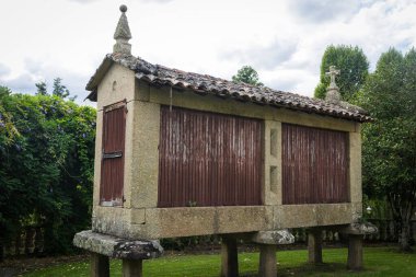 Tipik Galiçya hrreo, mısır ve diğer tahılları kurutma, saklama ve saklama amaçlı tarımsal kullanım için inşaat