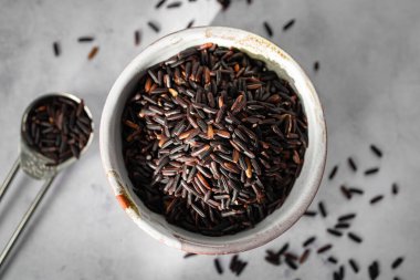 Siyah pirinç, ayrıca mor pirinç ya da yasak pirinç olarak da bilinir. Organik siyah pirinç taneleri kompleks karbonhidrat kaynağıdır ve yüksek antioksidan içerir..  