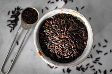 Siyah pirinç, ayrıca mor pirinç ya da yasak pirinç olarak da bilinir. Organik siyah pirinç taneleri kompleks karbonhidrat kaynağıdır ve yüksek antioksidan içerir..  