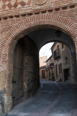 İspanya 'nın Castilla y Len kentindeki Pedraza kasabasının giriş kapısı. Pedraza, ortaçağ duvarlı kasabası