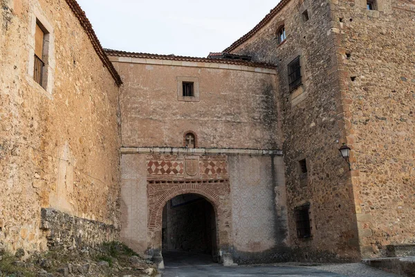 西班牙卡斯蒂利亚和伦 塞戈维亚的Pedraza镇入口拱门 Pedraza 中世纪城墙城镇 — 图库照片