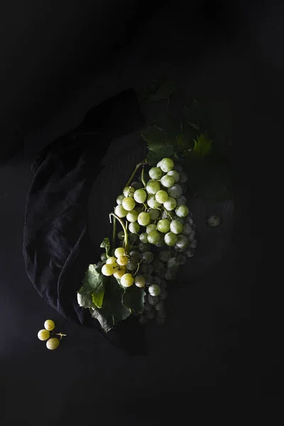 Prato Preto Com Uvas Brancas Orgânicas Sobre Fundo Escuro Frutas — Fotografia de Stock