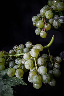 Koyu arkaplanda güzel organik beyaz üzümler var..