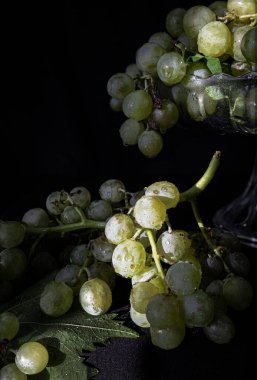 Koyu arkaplanda güzel organik beyaz üzümler var..