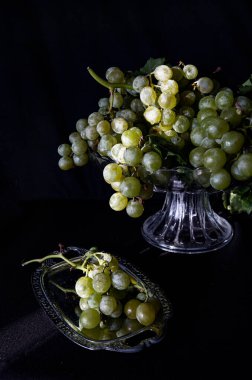 Koyu arkaplanda güzel organik beyaz üzümler var..